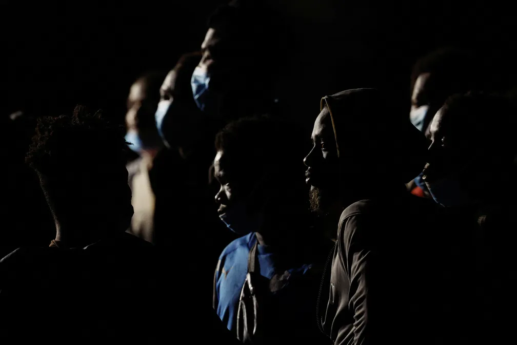 Cerca de 60 migrantes morrem após ficarem dias à deriva em barco com destino a Europa