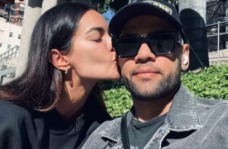 Daniel Alves é visto com Joana Sanz e vai às compras e restaurante na Espanha