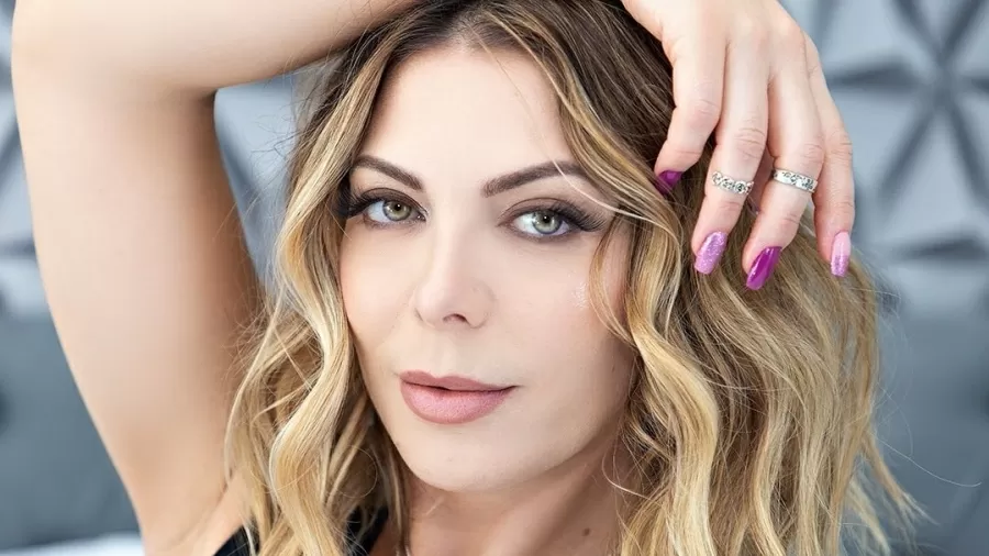 Sheila Mello compra CDs do É O Tchan na internet para fazer coleção